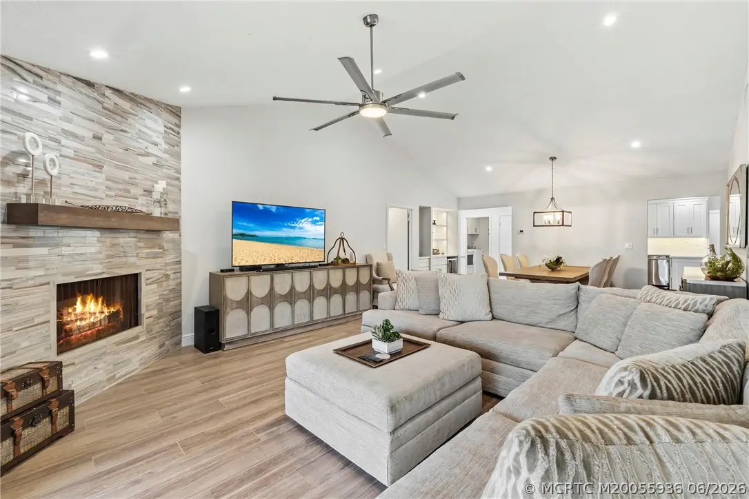 164 Crestwood Circle 8-64, Stuart