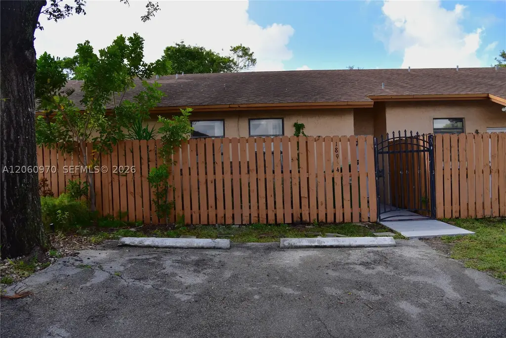 18954 67th 18954, Hialeah