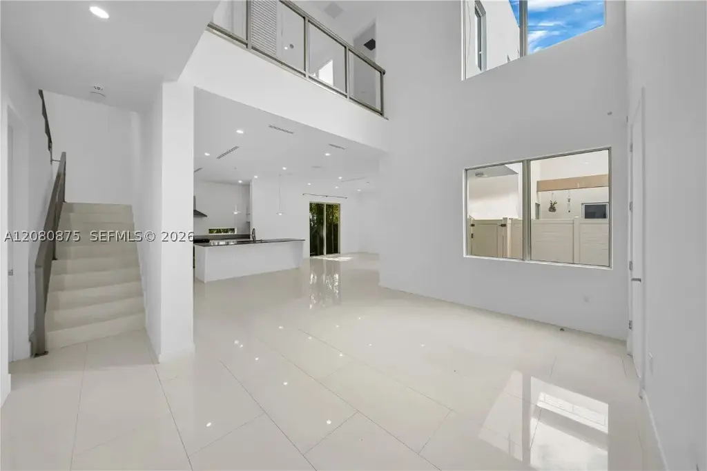 3253 Mcdonald 3253, Miami