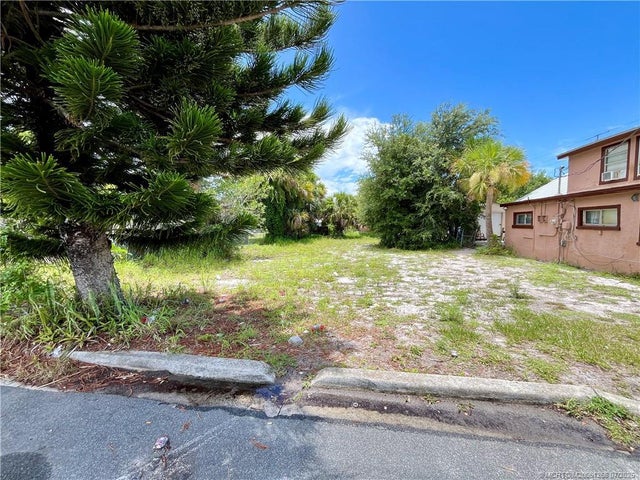 1 of 3 - 709 Se East Avenue, Stuart, FL