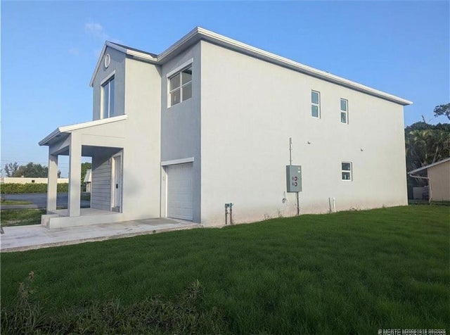 1 of 5 - 2565 Se Bonita Street, Stuart, FL