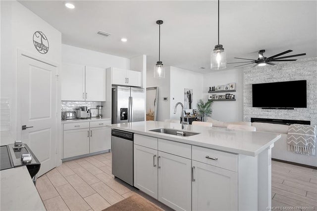 1 of 38 - 2880 Ne Breezeway Circle, Jensen Beach, FL
