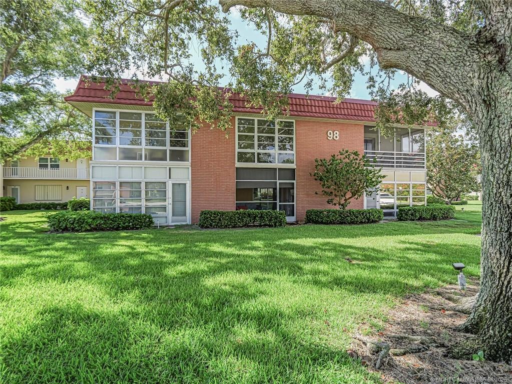98 Spring Lake Drive 205, Vero Beach