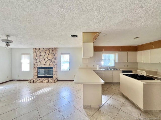 3 of 13 - 1025 Se 10th Street, Stuart, FL