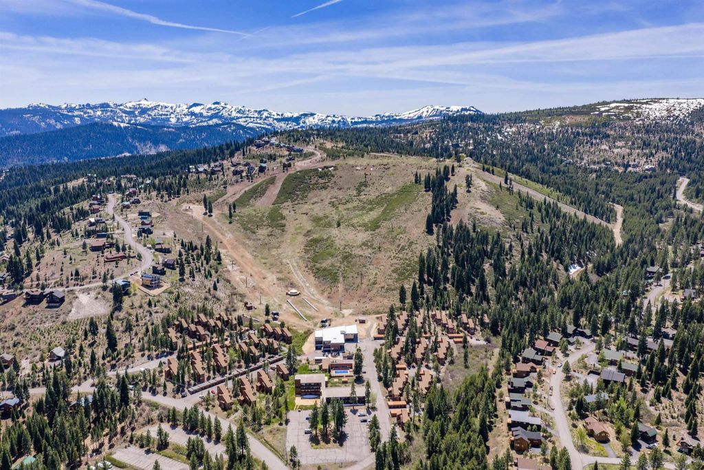 11711 Snowpeak Way #555, Truckee