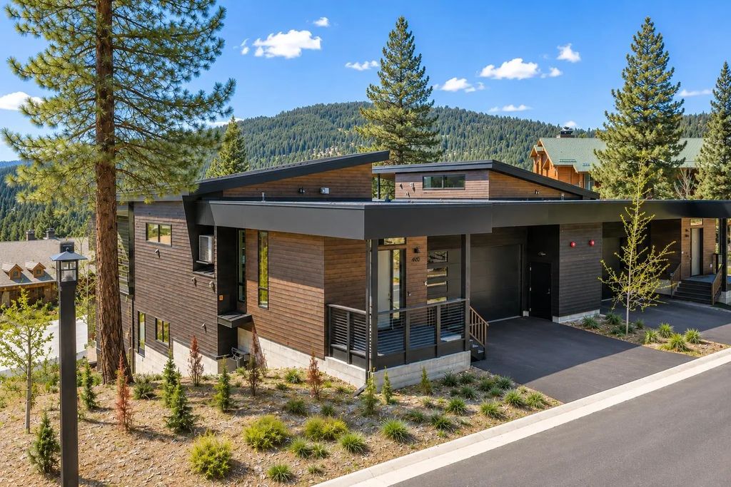 7470 Larkspur Lane, Truckee