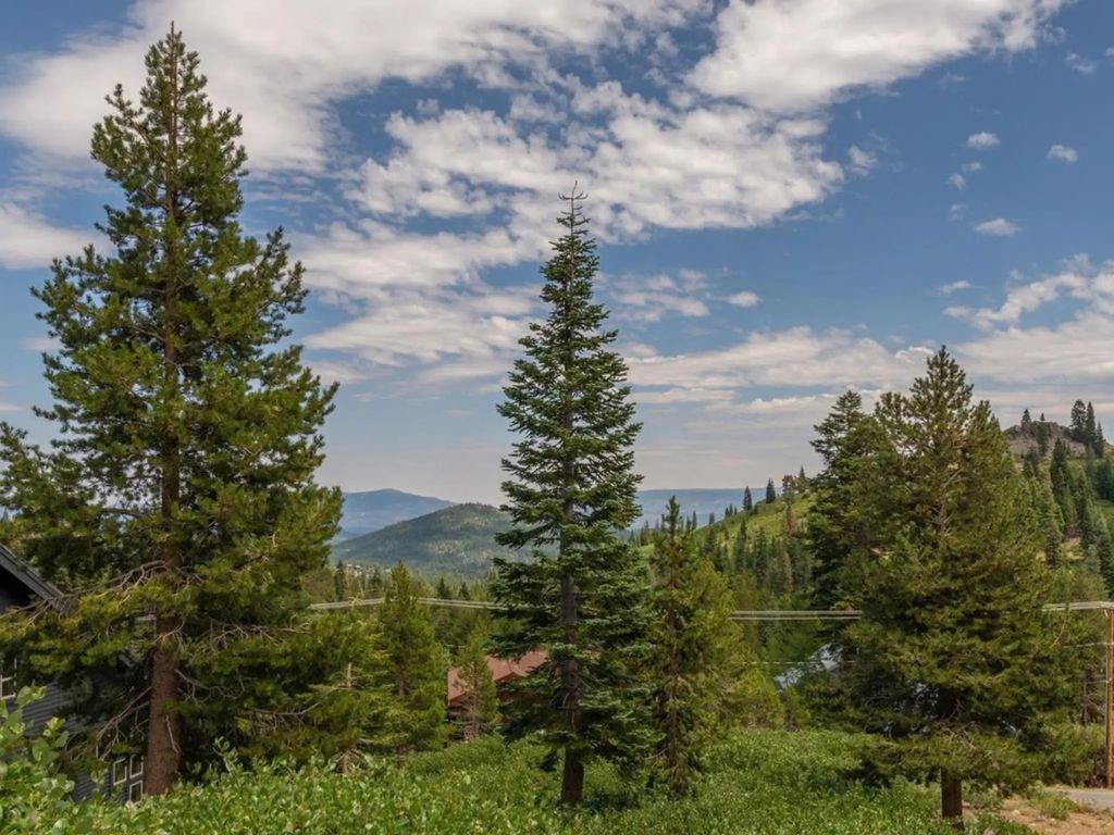 15644 Skislope Way, Truckee