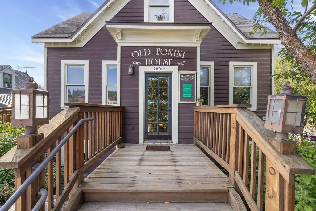 10069 West River Street, Truckee