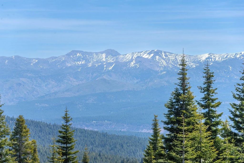 14240 Skislope Way, Truckee