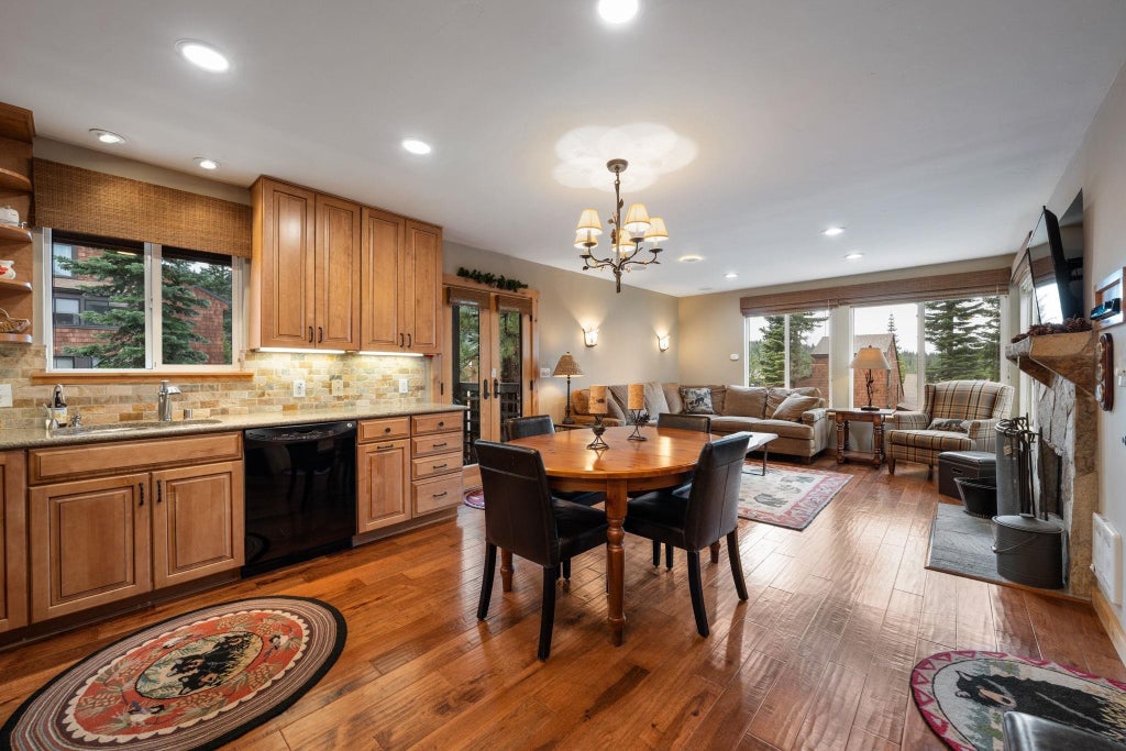 11711 Snowpeak Way 555, Truckee