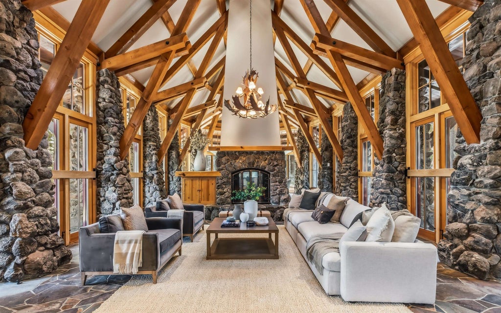 8745 Lahontan Drive, Truckee