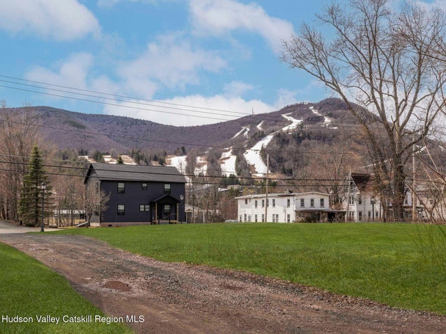 7614 Main Street, Hunter