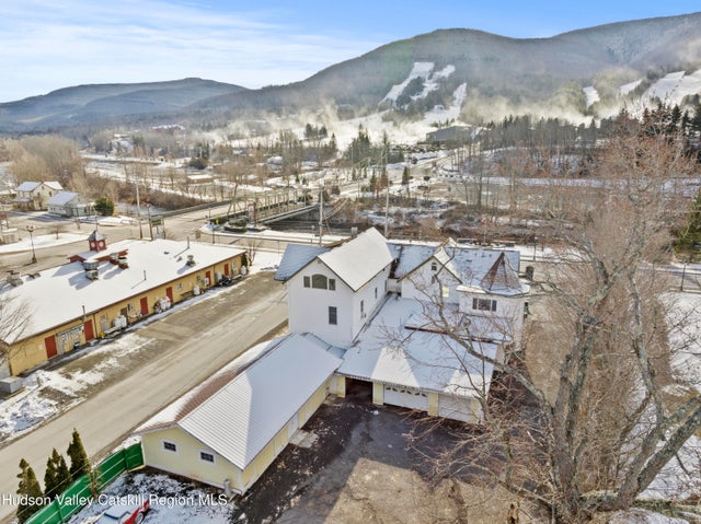 7742 Main St, Hunter