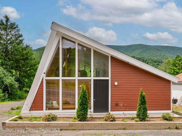 7533 Main Street, Hunter