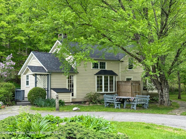 4666 Route 212 House, Willow