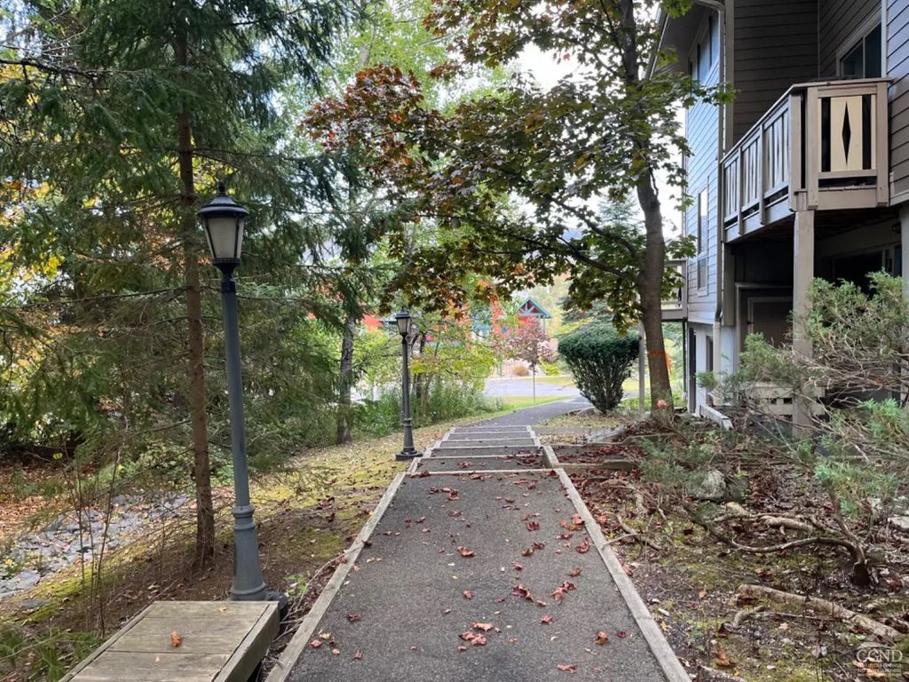 24 Highlands Drive J-4, Hunter