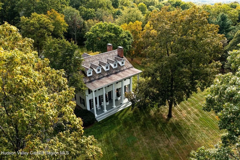 406 Shunpike, Millbrook