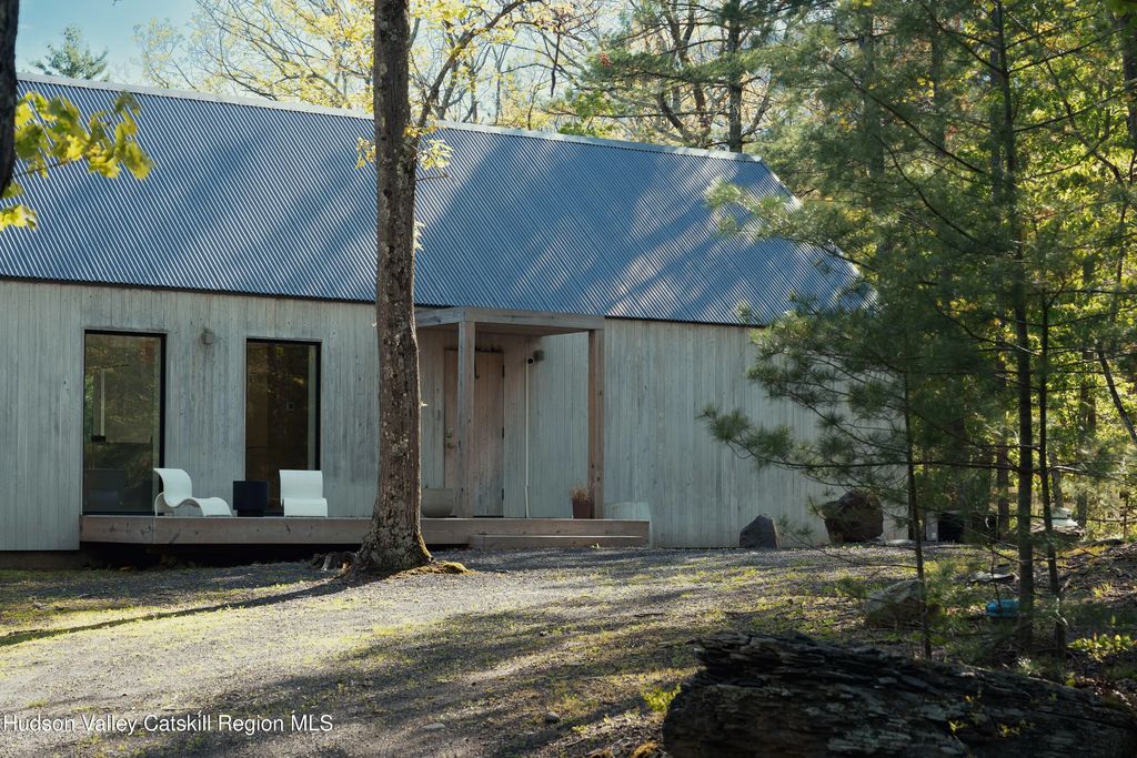 261 Blackhead Mountain Road, Round Top