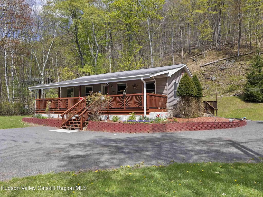 296 Diamond Notch Road, Lanesville