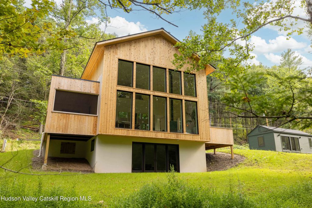 332 Mohonk Road, High Falls