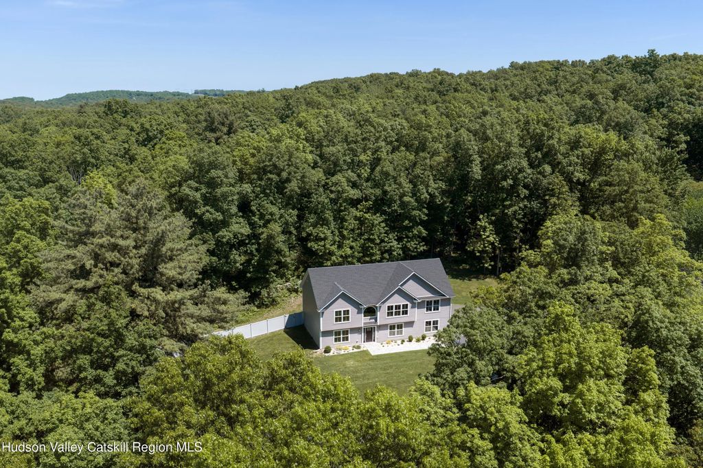 25 Maple Hill Ridge, Red Hook