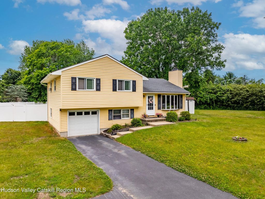 63 Rossman Circle, Hudson