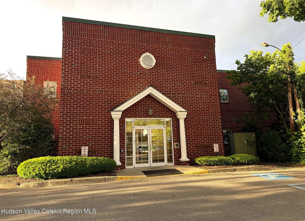 371 Broadway 371, Kingston