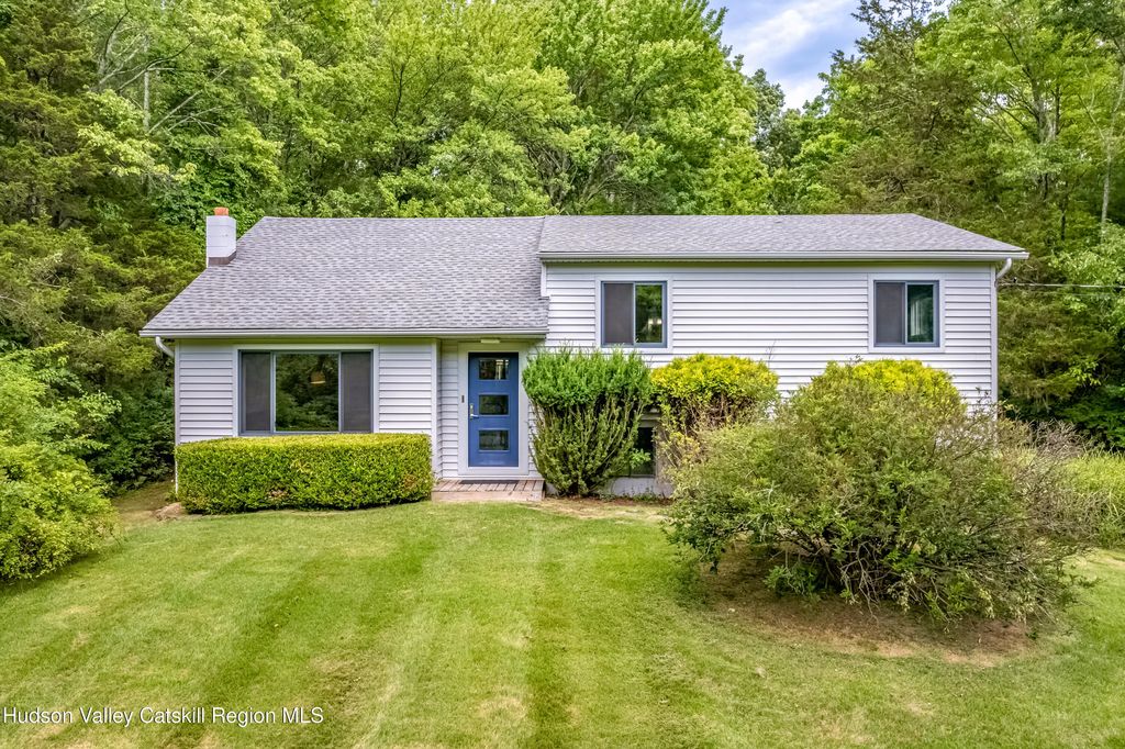 6 Hickory Hill Road, New Paltz