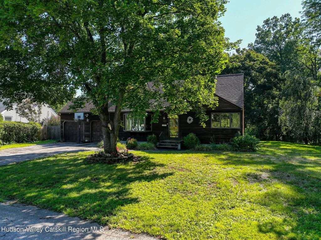 13 Hewlett Road, Red Hook