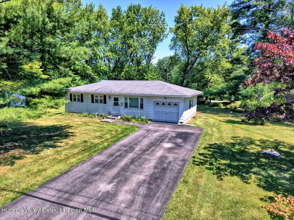 8 Autumn Lane, Freehold