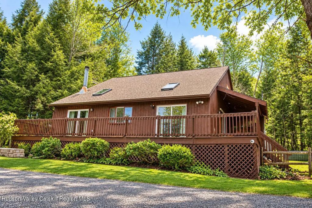 1270 Roaring Brook Lane, Highmount