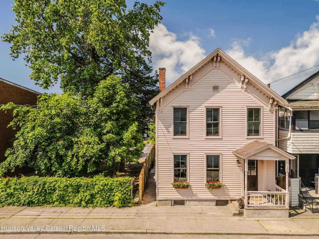 225 Robinson Street, Hudson