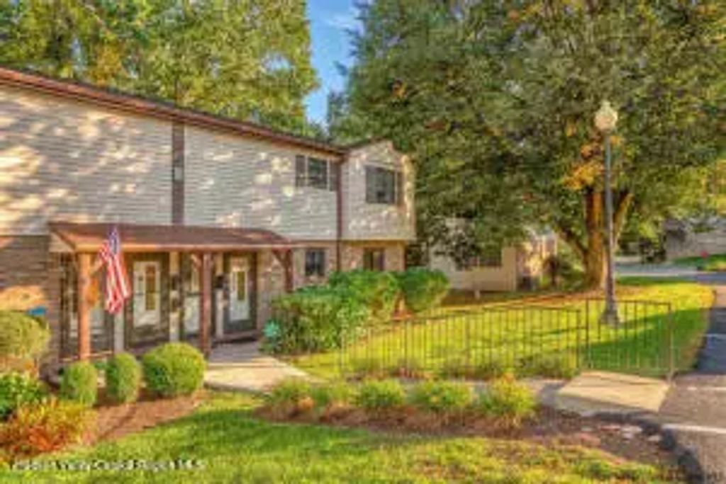 302 Village Court, Kingston