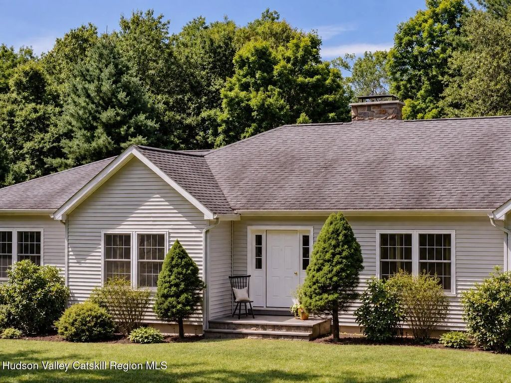 310 Pine Ridge Lane, Hillsdale