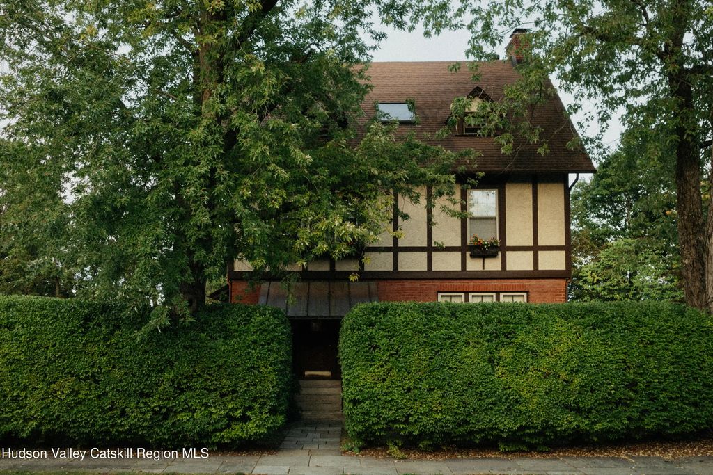 8 Hartwell Avenue, Hudson