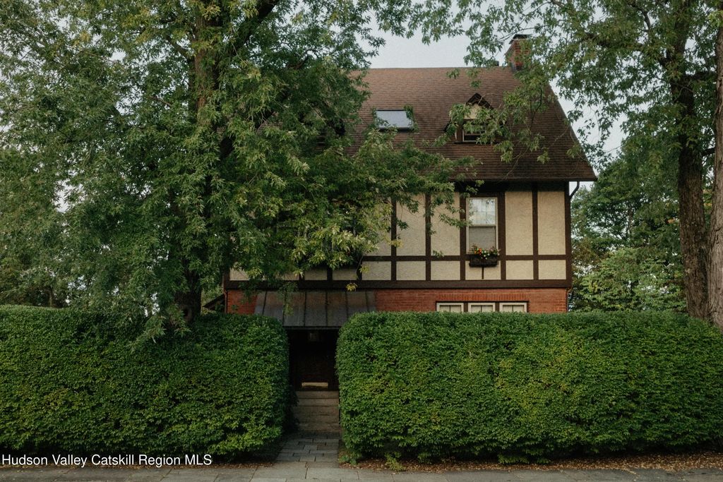 8 Hartwell Avenue, Hudson