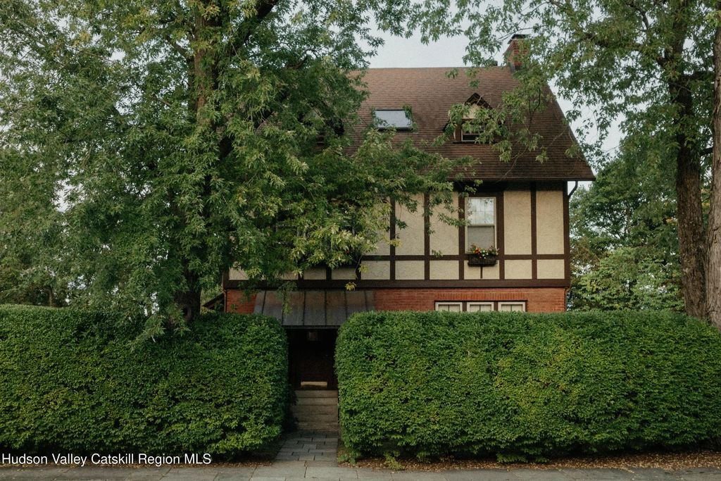 8 Hartwell Avenue, Hudson