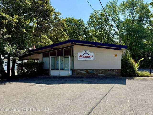 7528 N Broadway, Red Hook