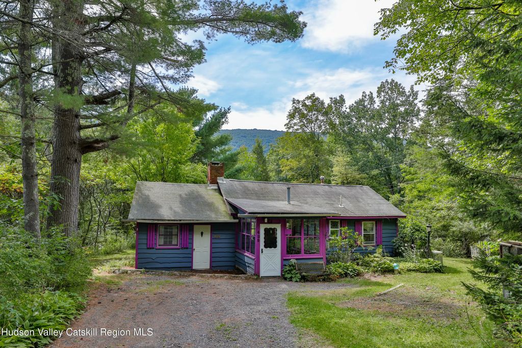 438 Silver Hollow Road, Chichester