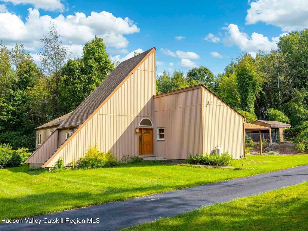 33 Reservoir Road, Marlboro