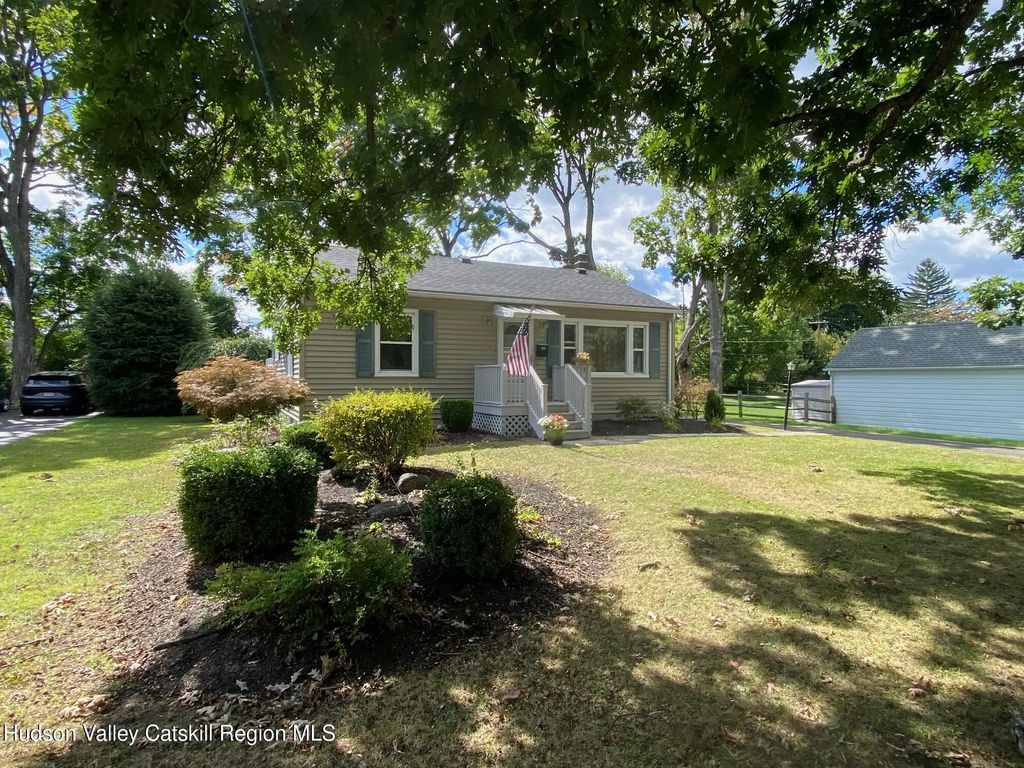 11 Riverledge Road, Hudson
