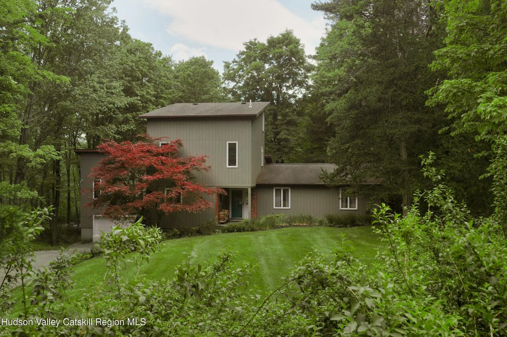 360 Mills Cross Road, Staatsburg