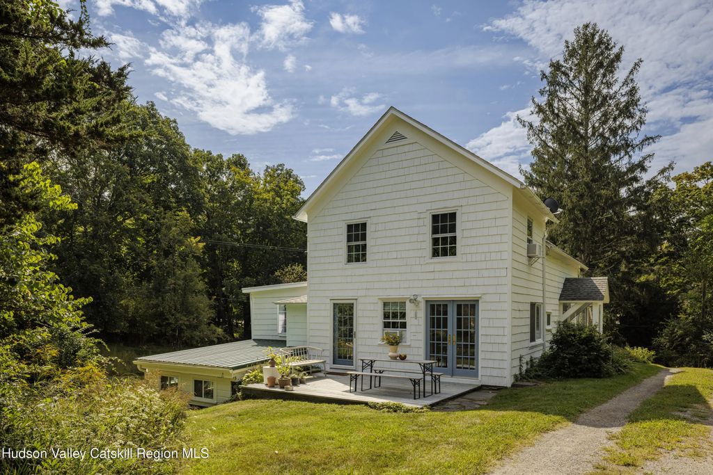 101 Snyderville Road, Elizaville