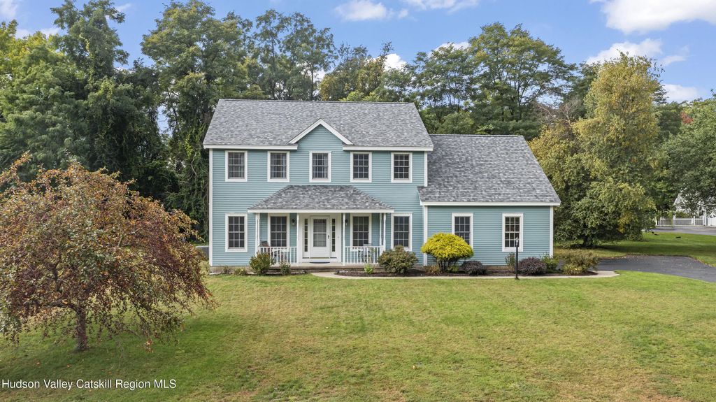 16 Presidential Drive, Kinderhook