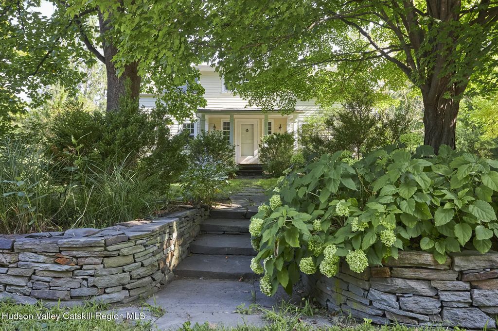 101 Spring Lake Road, Red Hook