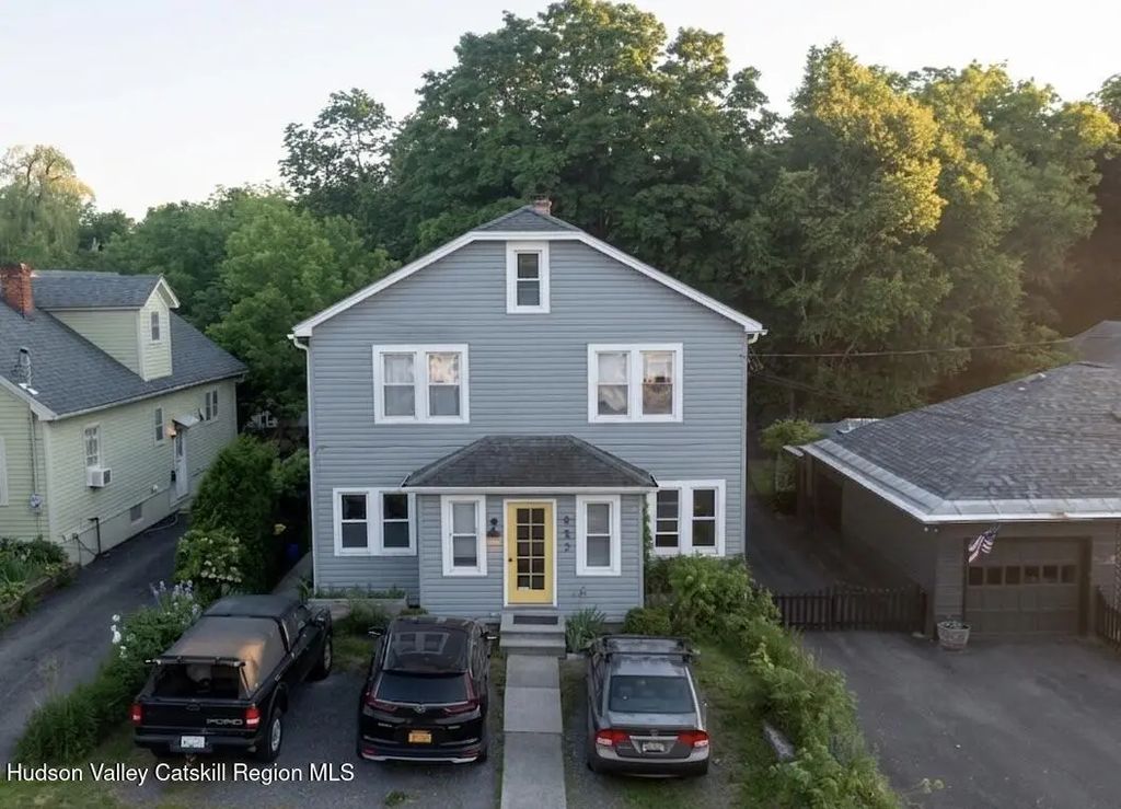 825 Union Street, Hudson