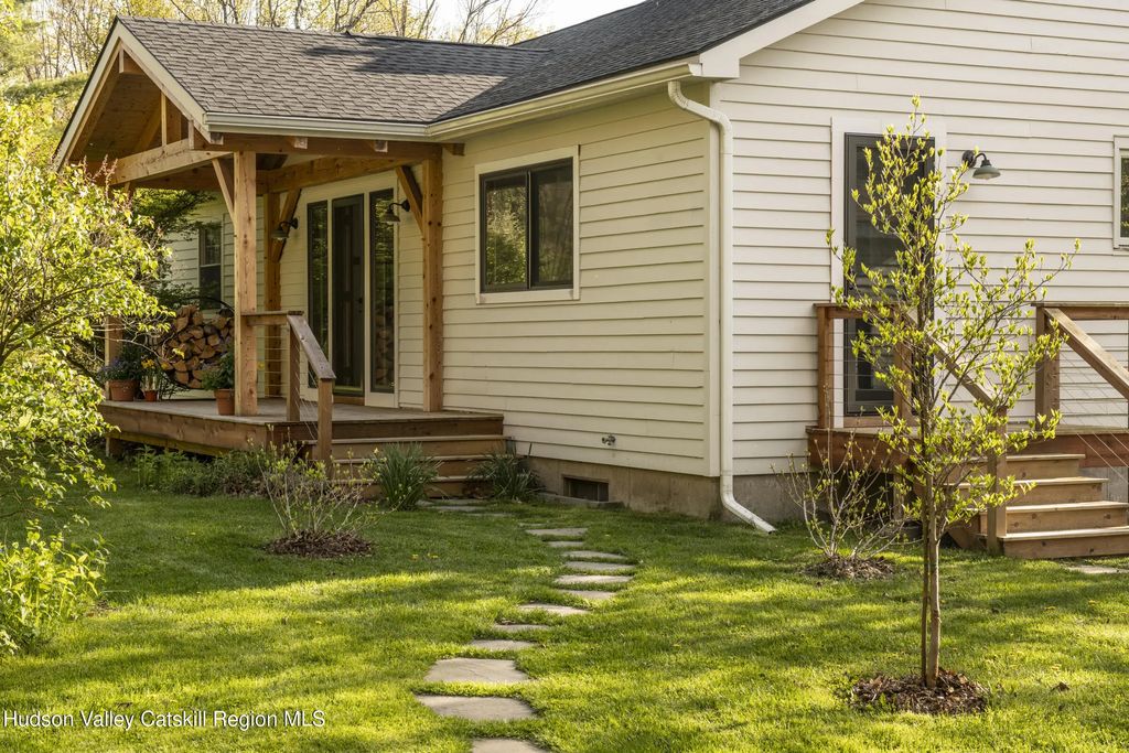 61 Schoolhouse Road, East Chatham