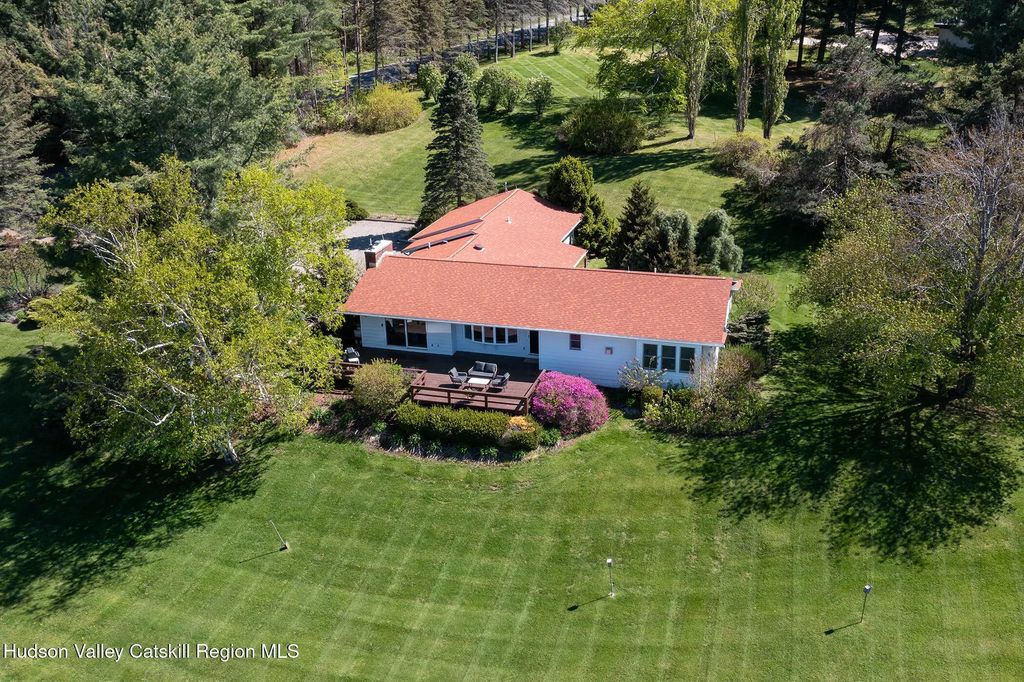 523 Breezy Hill Road, Hillsdale