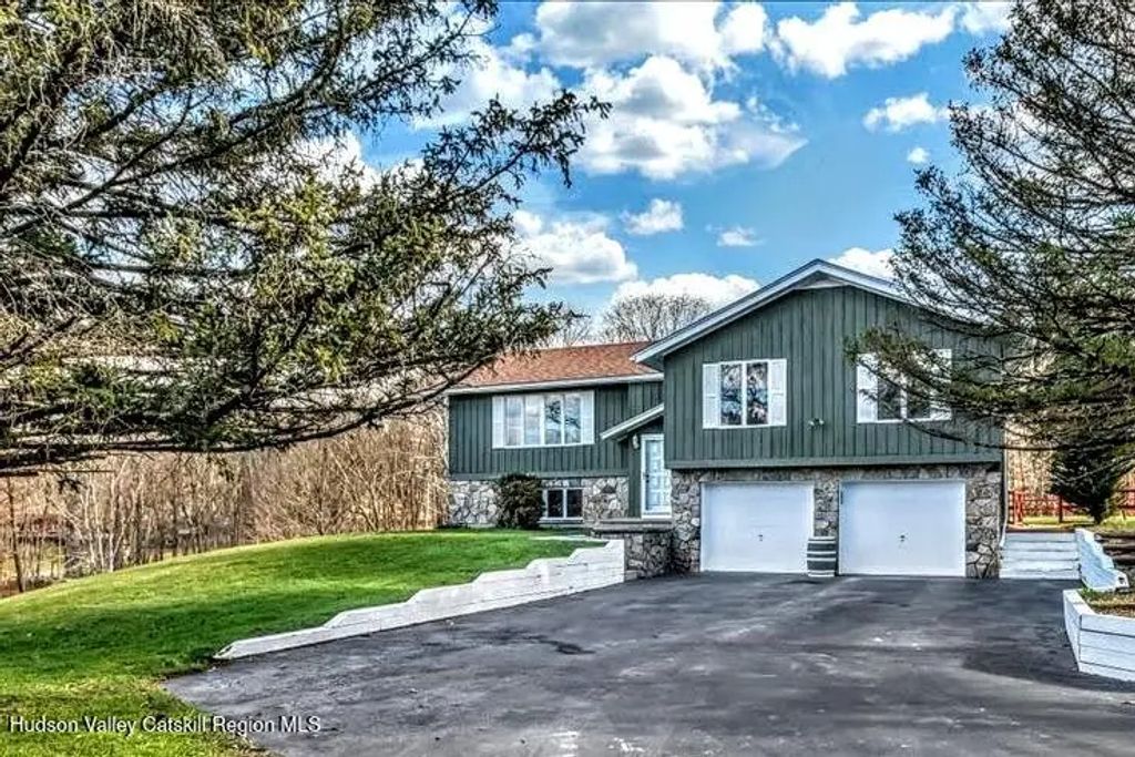28 Hennett Road, Valatie