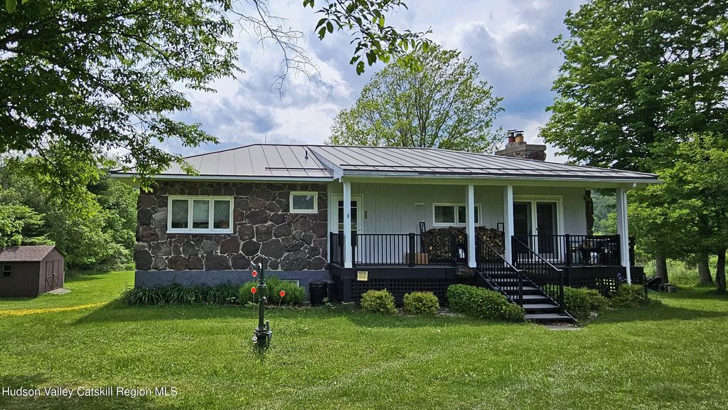 435 Squire Hill Road, Roxbury